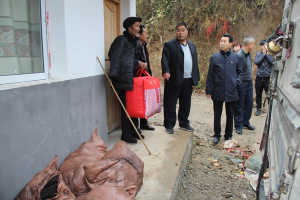 隴運(yùn)集團(tuán)公司開展“解難題、辦實事、送溫暖”主題黨日活動